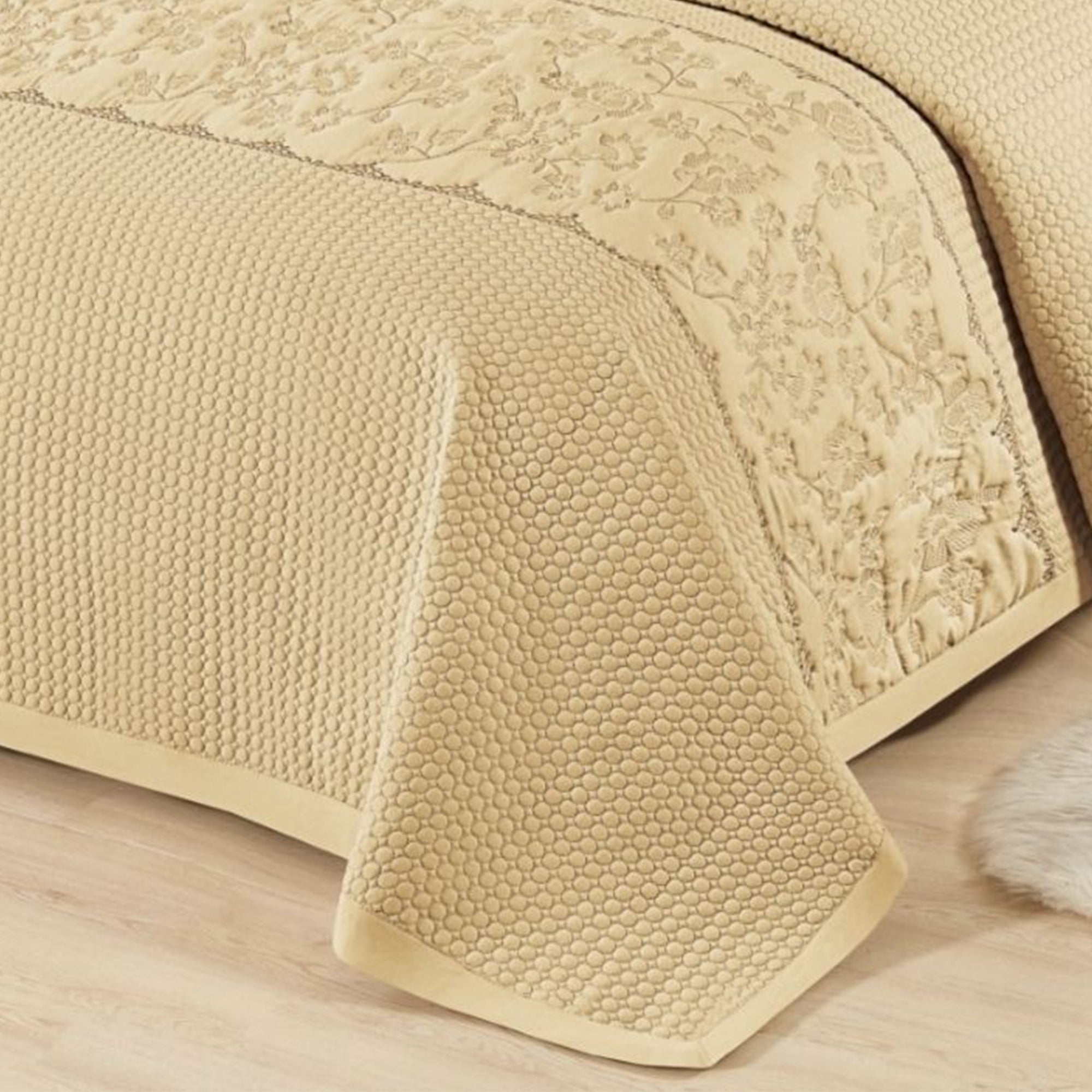 Gracie Vanilla Pearl Bed Cover Set – 4 Pieces
